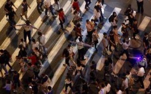 上海外滩再现拉链式人墙 上海再现拉链式人墙