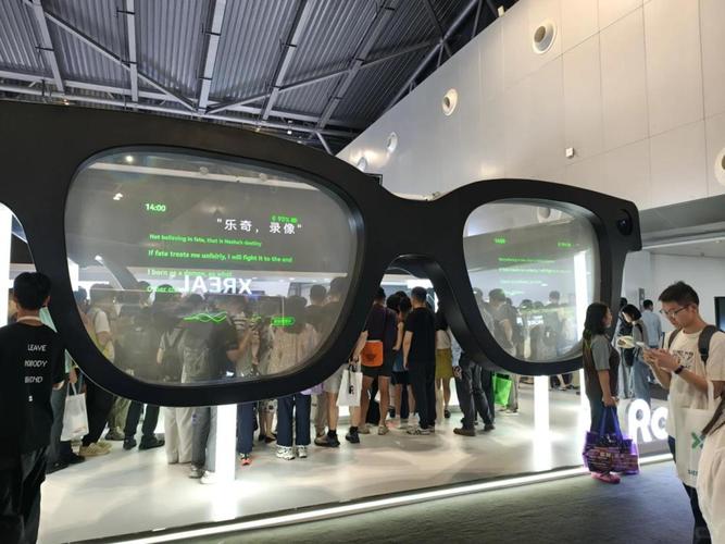 跳出终端内卷：AI眼镜的胜负手，藏在上游光机的技术壁垒里