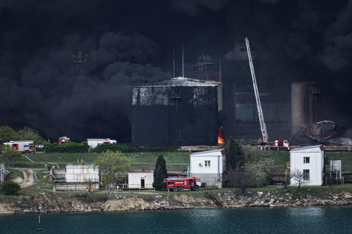 富查伊拉港遭遇无人机袭击及起火 部分石油装载作业暂停