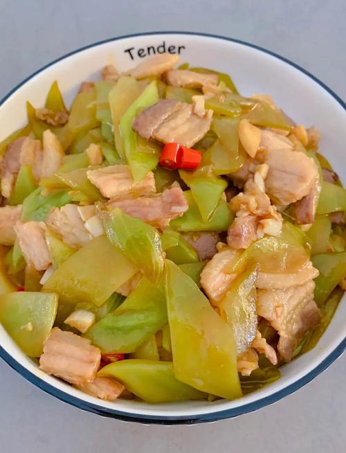 莴笋炒肉的做法（青椒炒肉家常做法）